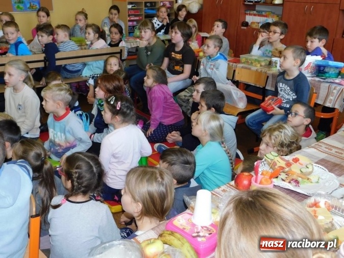 Zdjęcie w galerii na portalu naszraciborz.pl: Śniadanie Daje Moc - ogólnopolska akcja w SP 4 wiadomości z regionu