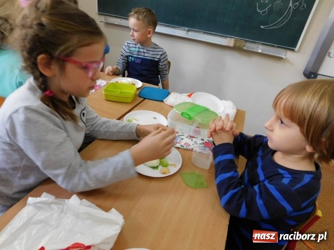 Zdjęcie w galerii na portalu naszraciborz.pl: Śniadanie Daje Moc - ogólnopolska akcja w SP 4 wiadomości z regionu