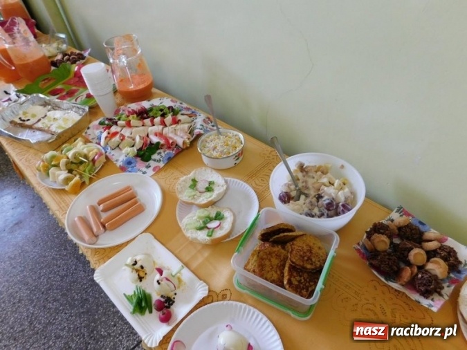 Zdjęcie w galerii na portalu naszraciborz.pl: Śniadanie Daje Moc - ogólnopolska akcja w SP 4 wiadomości z regionu
