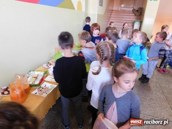 Zdjęcie w galerii na portalu naszraciborz.pl: Śniadanie Daje Moc - ogólnopolska akcja w SP 4 wiadomości z regionu