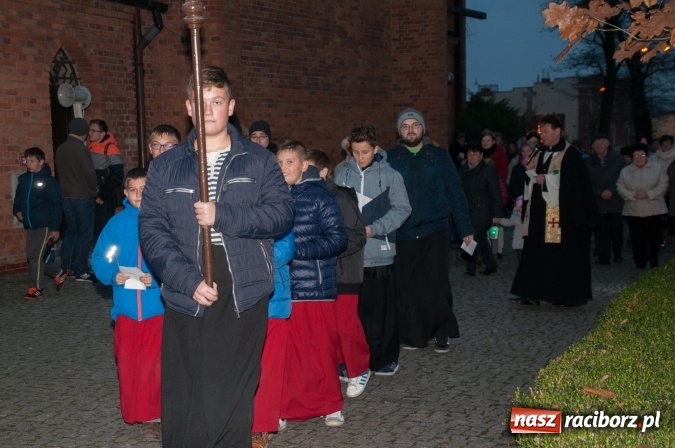 Zdjęcie w galerii na portalu naszraciborz.pl: Tak w Markowicach się zdarza i znów pewnie zdarzy - święty Marcin przejechał od ołtarza do straży wiadomości z regionu