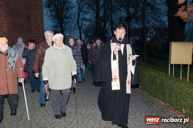 Zdjęcie w galerii na portalu naszraciborz.pl: Tak w Markowicach się zdarza i znów pewnie zdarzy - święty Marcin przejechał od ołtarza do straży wiadomości z regionu