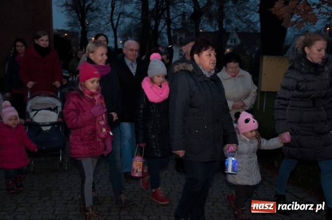 Zdjęcie w galerii na portalu naszraciborz.pl: Tak w Markowicach się zdarza i znów pewnie zdarzy - święty Marcin przejechał od ołtarza do straży wiadomości z regionu