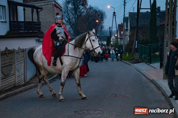 Zdjęcie w galerii na portalu naszraciborz.pl: Tak w Markowicach się zdarza i znów pewnie zdarzy - święty Marcin przejechał od ołtarza do straży wiadomości z regionu