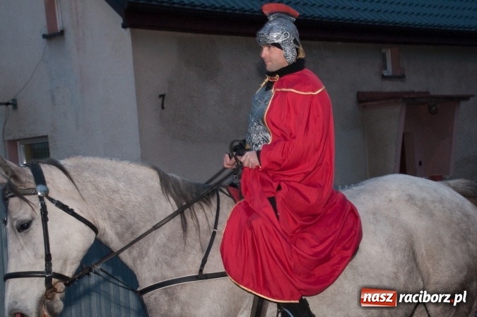 Zdjęcie w galerii na portalu naszraciborz.pl: Tak w Markowicach się zdarza i znów pewnie zdarzy - święty Marcin przejechał od ołtarza do straży wiadomości z regionu