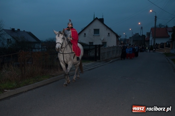 Zdjęcie w galerii na portalu naszraciborz.pl: Tak w Markowicach się zdarza i znów pewnie zdarzy - święty Marcin przejechał od ołtarza do straży wiadomości z regionu