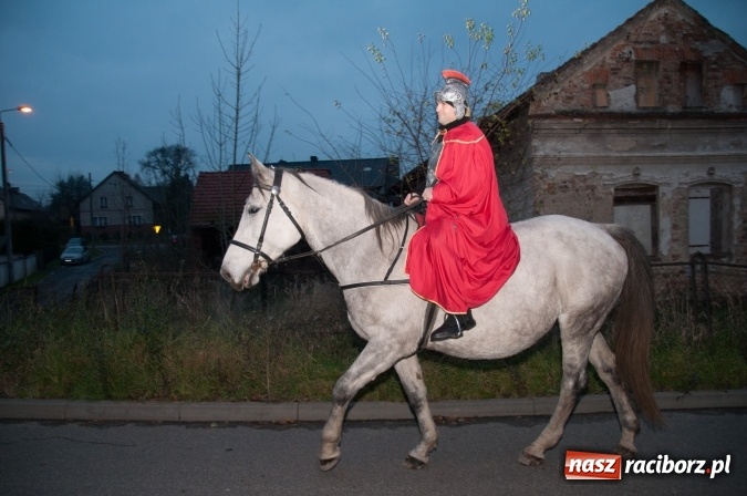 Zdjęcie w galerii na portalu naszraciborz.pl: Tak w Markowicach się zdarza i znów pewnie zdarzy - święty Marcin przejechał od ołtarza do straży wiadomości z regionu