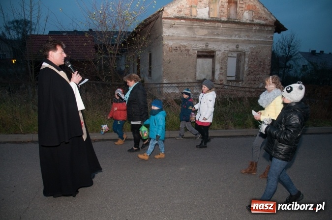 Zdjęcie w galerii na portalu naszraciborz.pl: Tak w Markowicach się zdarza i znów pewnie zdarzy - święty Marcin przejechał od ołtarza do straży wiadomości z regionu