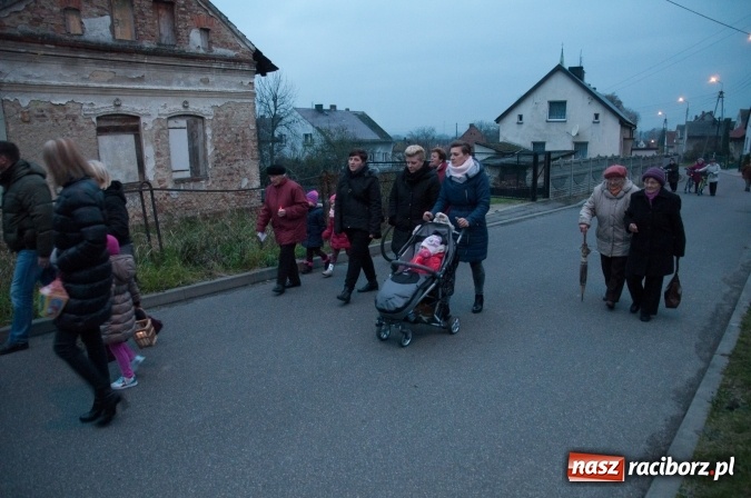 Zdjęcie w galerii na portalu naszraciborz.pl: Tak w Markowicach się zdarza i znów pewnie zdarzy - święty Marcin przejechał od ołtarza do straży wiadomości z regionu