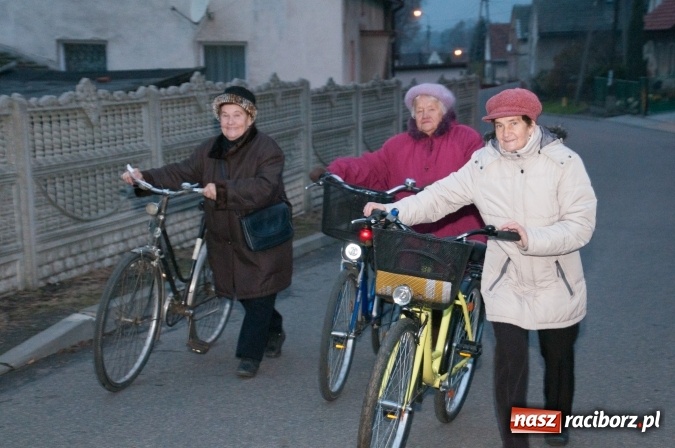 Zdjęcie w galerii na portalu naszraciborz.pl: Tak w Markowicach się zdarza i znów pewnie zdarzy - święty Marcin przejechał od ołtarza do straży wiadomości z regionu