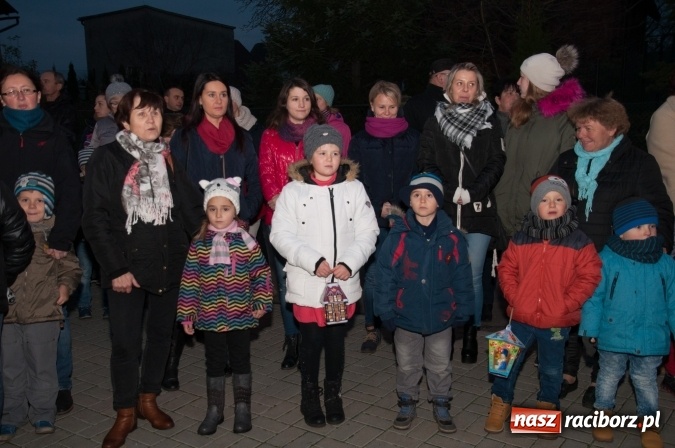 Zdjęcie w galerii na portalu naszraciborz.pl: Tak w Markowicach się zdarza i znów pewnie zdarzy - święty Marcin przejechał od ołtarza do straży wiadomości z regionu