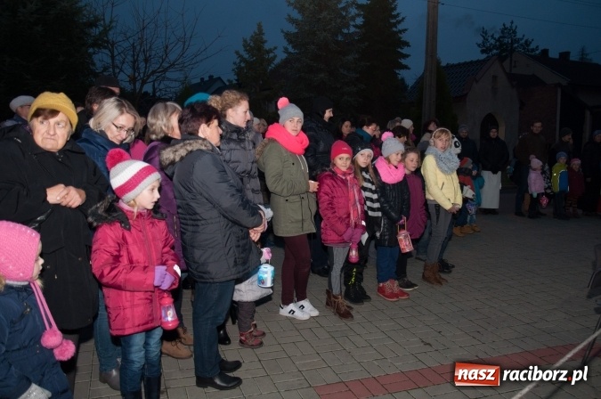 Zdjęcie w galerii na portalu naszraciborz.pl: Tak w Markowicach się zdarza i znów pewnie zdarzy - święty Marcin przejechał od ołtarza do straży wiadomości z regionu