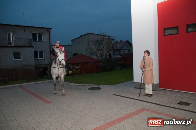 Zdjęcie w galerii na portalu naszraciborz.pl: Tak w Markowicach się zdarza i znów pewnie zdarzy - święty Marcin przejechał od ołtarza do straży wiadomości z regionu