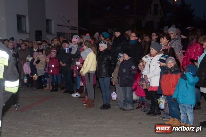 Zdjęcie w galerii na portalu naszraciborz.pl: Tak w Markowicach się zdarza i znów pewnie zdarzy - święty Marcin przejechał od ołtarza do straży wiadomości z regionu