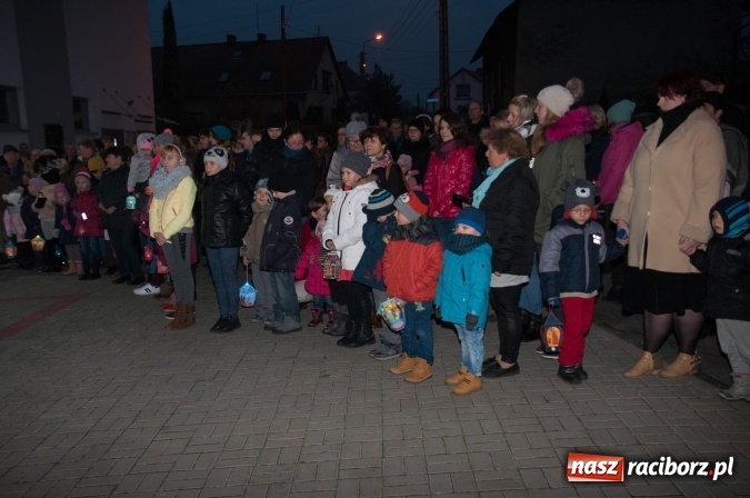 Zdjęcie w galerii na portalu naszraciborz.pl: Tak w Markowicach się zdarza i znów pewnie zdarzy - święty Marcin przejechał od ołtarza do straży wiadomości z regionu