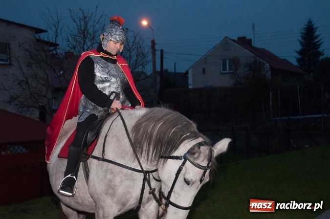 Zdjęcie w galerii na portalu naszraciborz.pl: Tak w Markowicach się zdarza i znów pewnie zdarzy - święty Marcin przejechał od ołtarza do straży wiadomości z regionu