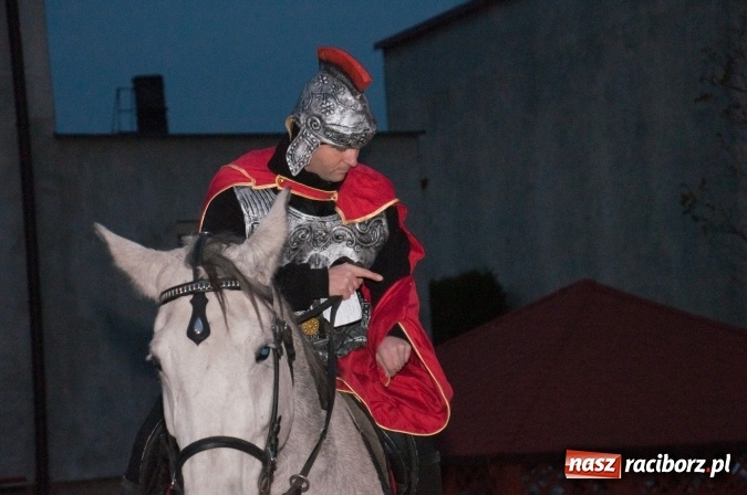 Zdjęcie w galerii na portalu naszraciborz.pl: Tak w Markowicach się zdarza i znów pewnie zdarzy - święty Marcin przejechał od ołtarza do straży wiadomości z regionu