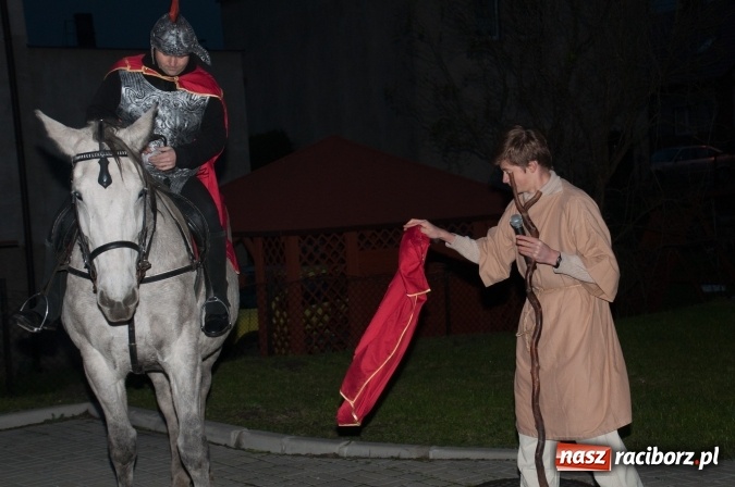 Zdjęcie w galerii na portalu naszraciborz.pl: Tak w Markowicach się zdarza i znów pewnie zdarzy - święty Marcin przejechał od ołtarza do straży wiadomości z regionu