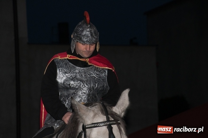 Zdjęcie w galerii na portalu naszraciborz.pl: Tak w Markowicach się zdarza i znów pewnie zdarzy - święty Marcin przejechał od ołtarza do straży wiadomości z regionu