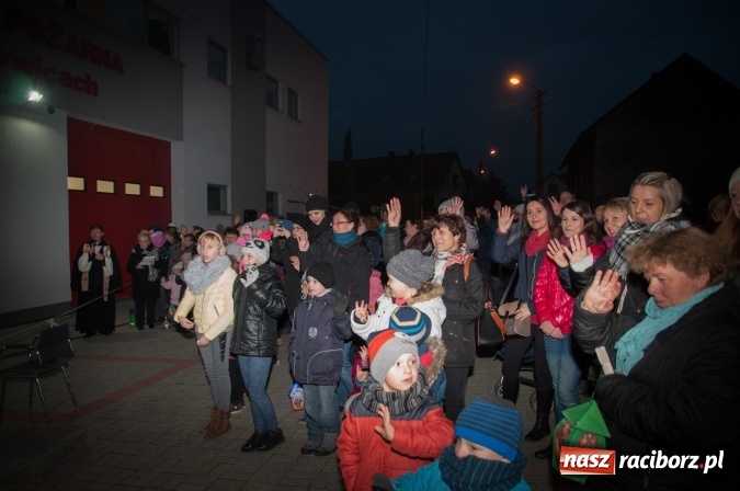 Zdjęcie w galerii na portalu naszraciborz.pl: Tak w Markowicach się zdarza i znów pewnie zdarzy - święty Marcin przejechał od ołtarza do straży wiadomości z regionu