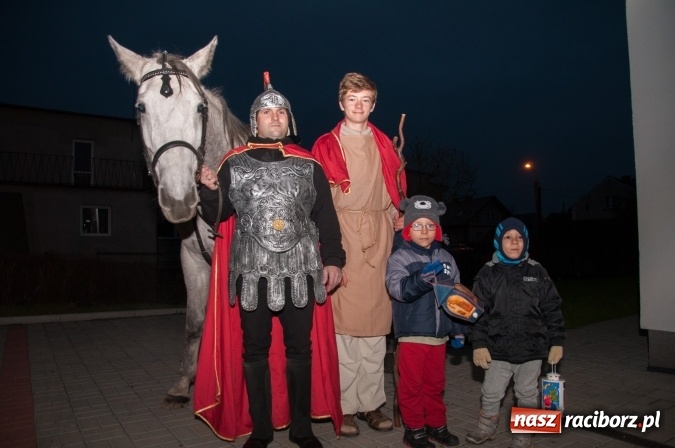 Zdjęcie w galerii na portalu naszraciborz.pl: Tak w Markowicach się zdarza i znów pewnie zdarzy - święty Marcin przejechał od ołtarza do straży wiadomości z regionu