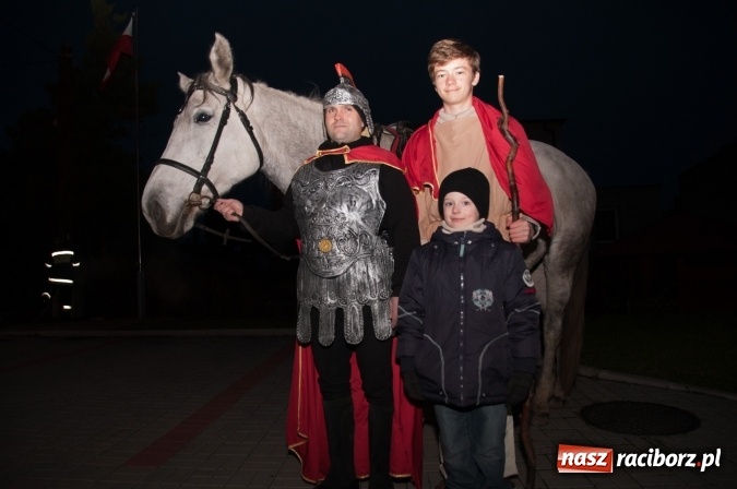 Zdjęcie w galerii na portalu naszraciborz.pl: Tak w Markowicach się zdarza i znów pewnie zdarzy - święty Marcin przejechał od ołtarza do straży wiadomości z regionu