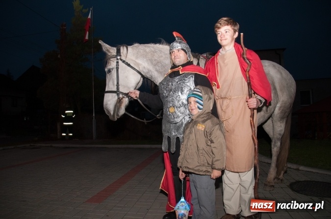 Zdjęcie w galerii na portalu naszraciborz.pl: Tak w Markowicach się zdarza i znów pewnie zdarzy - święty Marcin przejechał od ołtarza do straży wiadomości z regionu