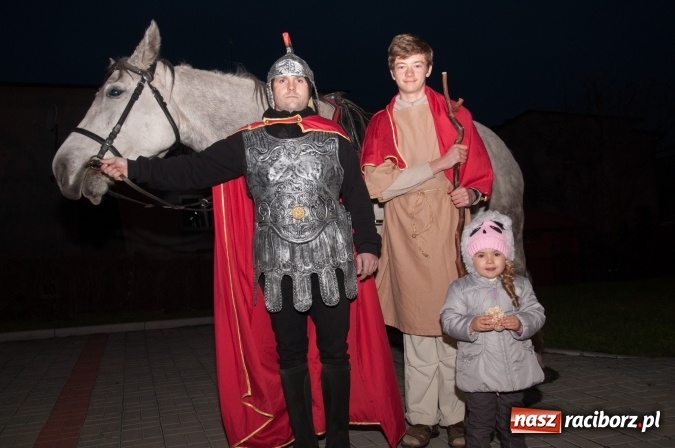 Zdjęcie w galerii na portalu naszraciborz.pl: Tak w Markowicach się zdarza i znów pewnie zdarzy - święty Marcin przejechał od ołtarza do straży wiadomości z regionu