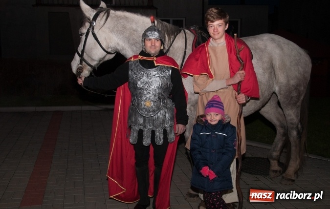 Zdjęcie w galerii na portalu naszraciborz.pl: Tak w Markowicach się zdarza i znów pewnie zdarzy - święty Marcin przejechał od ołtarza do straży wiadomości z regionu