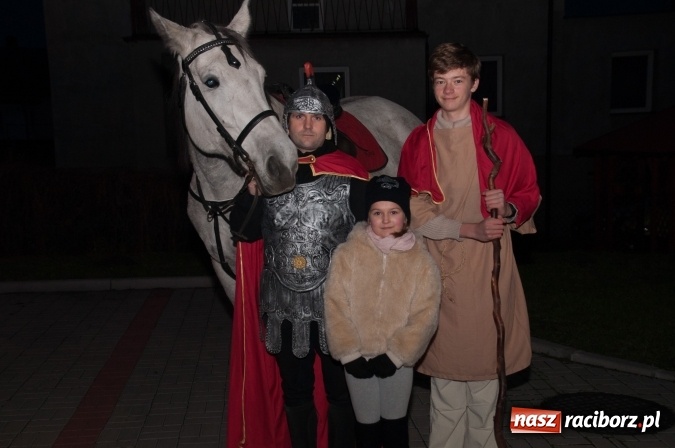 Zdjęcie w galerii na portalu naszraciborz.pl: Tak w Markowicach się zdarza i znów pewnie zdarzy - święty Marcin przejechał od ołtarza do straży wiadomości z regionu