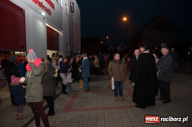Zdjęcie w galerii na portalu naszraciborz.pl: Tak w Markowicach się zdarza i znów pewnie zdarzy - święty Marcin przejechał od ołtarza do straży wiadomości z regionu