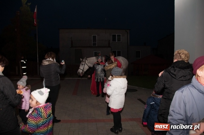 Zdjęcie w galerii na portalu naszraciborz.pl: Tak w Markowicach się zdarza i znów pewnie zdarzy - święty Marcin przejechał od ołtarza do straży wiadomości z regionu