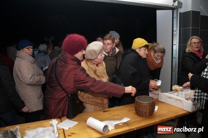 Zdjęcie w galerii na portalu naszraciborz.pl: Tak w Markowicach się zdarza i znów pewnie zdarzy - święty Marcin przejechał od ołtarza do straży wiadomości z regionu