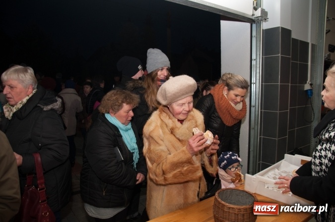 Zdjęcie w galerii na portalu naszraciborz.pl: Tak w Markowicach się zdarza i znów pewnie zdarzy - święty Marcin przejechał od ołtarza do straży wiadomości z regionu