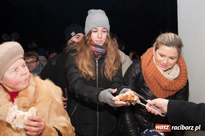 Zdjęcie w galerii na portalu naszraciborz.pl: Tak w Markowicach się zdarza i znów pewnie zdarzy - święty Marcin przejechał od ołtarza do straży wiadomości z regionu