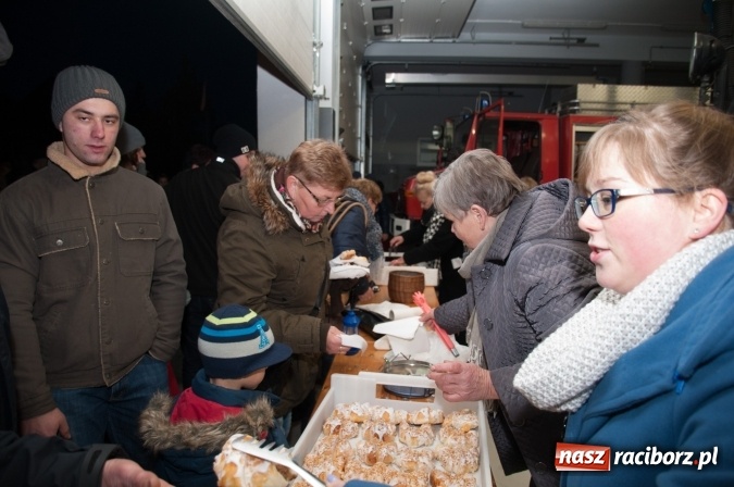 Zdjęcie w galerii na portalu naszraciborz.pl: Tak w Markowicach się zdarza i znów pewnie zdarzy - święty Marcin przejechał od ołtarza do straży wiadomości z regionu