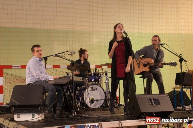 Zdjęcie w galerii na portalu naszraciborz.pl: Msza, kolorowy korowód i rodzinny festyn - huczne obchody św. Marcina w Kuźni Raciborskiej wiadomości z regionu