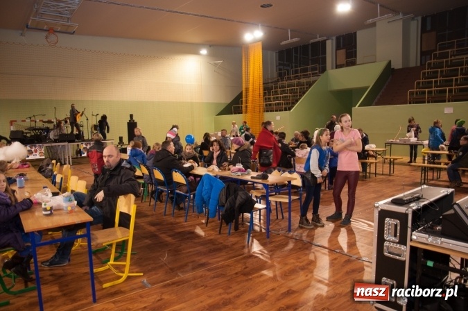 Zdjęcie w galerii na portalu naszraciborz.pl: Msza, kolorowy korowód i rodzinny festyn - huczne obchody św. Marcina w Kuźni Raciborskiej wiadomości z regionu