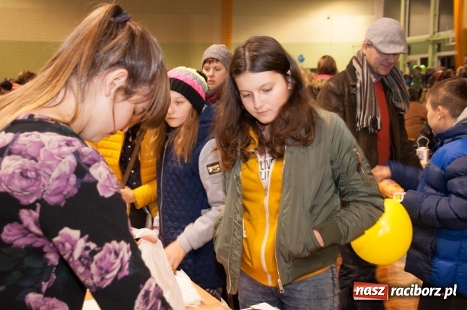 Zdjęcie w galerii na portalu naszraciborz.pl: Msza, kolorowy korowód i rodzinny festyn - huczne obchody św. Marcina w Kuźni Raciborskiej wiadomości z regionu