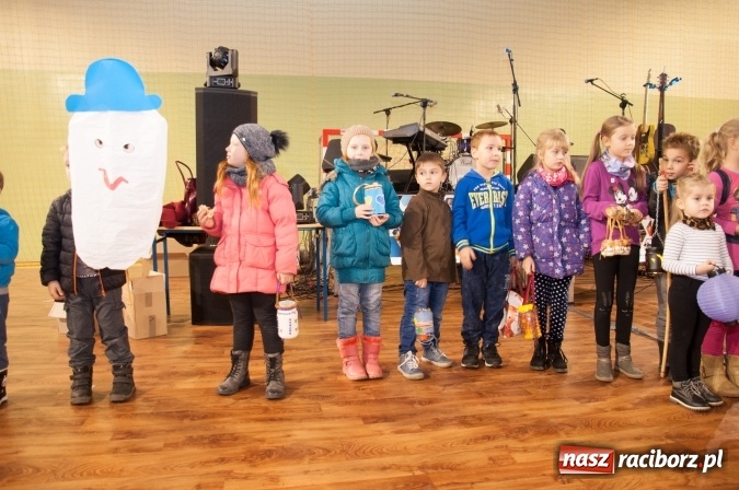 Zdjęcie w galerii na portalu naszraciborz.pl: Msza, kolorowy korowód i rodzinny festyn - huczne obchody św. Marcina w Kuźni Raciborskiej wiadomości z regionu