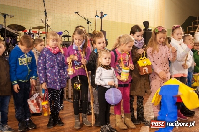 Zdjęcie w galerii na portalu naszraciborz.pl: Msza, kolorowy korowód i rodzinny festyn - huczne obchody św. Marcina w Kuźni Raciborskiej wiadomości z regionu