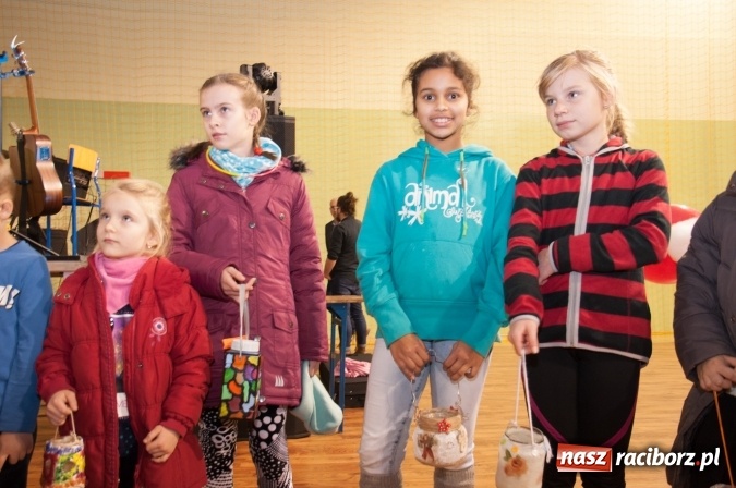 Zdjęcie w galerii na portalu naszraciborz.pl: Msza, kolorowy korowód i rodzinny festyn - huczne obchody św. Marcina w Kuźni Raciborskiej wiadomości z regionu