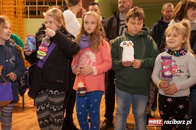 Zdjęcie w galerii na portalu naszraciborz.pl: Msza, kolorowy korowód i rodzinny festyn - huczne obchody św. Marcina w Kuźni Raciborskiej wiadomości z regionu