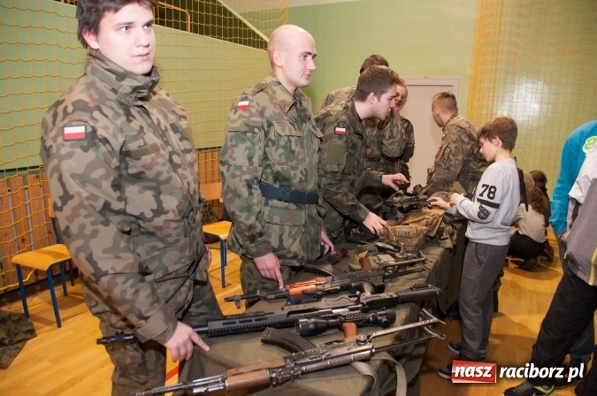 Zdjęcie w galerii na portalu naszraciborz.pl: Msza, kolorowy korowód i rodzinny festyn - huczne obchody św. Marcina w Kuźni Raciborskiej wiadomości z regionu