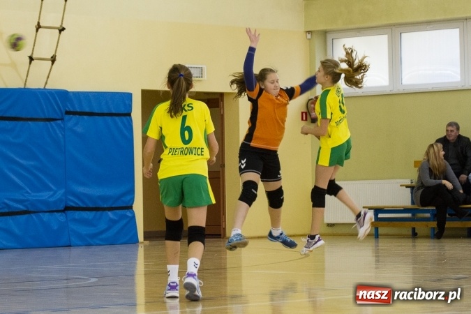 Zdjęcie w galerii na portalu naszraciborz.pl: 4. Turniej Piłki Ręcznej Dziewcząt Młodszych w Pietrowicach Wielkich wiadomości z regionu