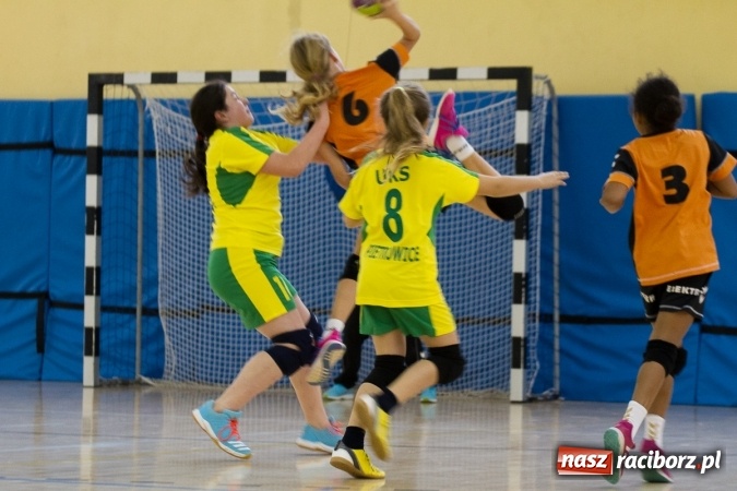 Zdjęcie w galerii na portalu naszraciborz.pl: 4. Turniej Piłki Ręcznej Dziewcząt Młodszych w Pietrowicach Wielkich wiadomości z regionu