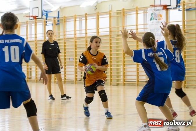 Zdjęcie w galerii na portalu naszraciborz.pl: 4. Turniej Piłki Ręcznej Dziewcząt Młodszych w Pietrowicach Wielkich wiadomości z regionu