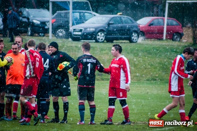 Zdjęcie w galerii na portalu naszraciborz.pl: A klasa: Mecz na szczycie dla Raszczyc wiadomości z regionu
