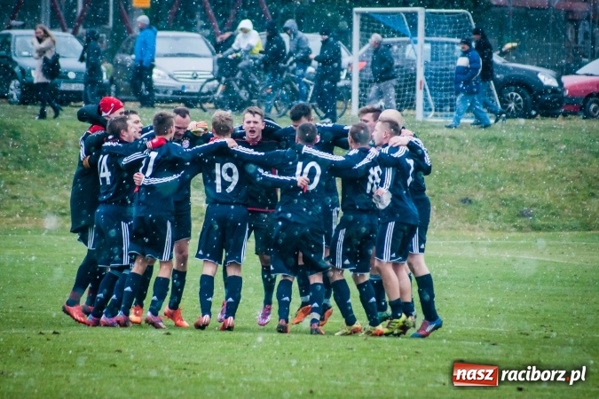 Zdjęcie w galerii na portalu naszraciborz.pl: A klasa: Mecz na szczycie dla Raszczyc wiadomości z regionu