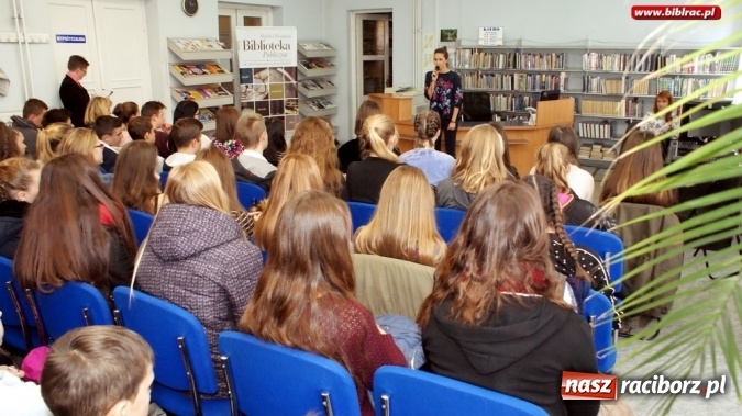Zdjęcie w galerii na portalu naszraciborz.pl: Aktorka Monika Mrozowska spotkała się z uczniami w bibliotece  wiadomości z regionu
